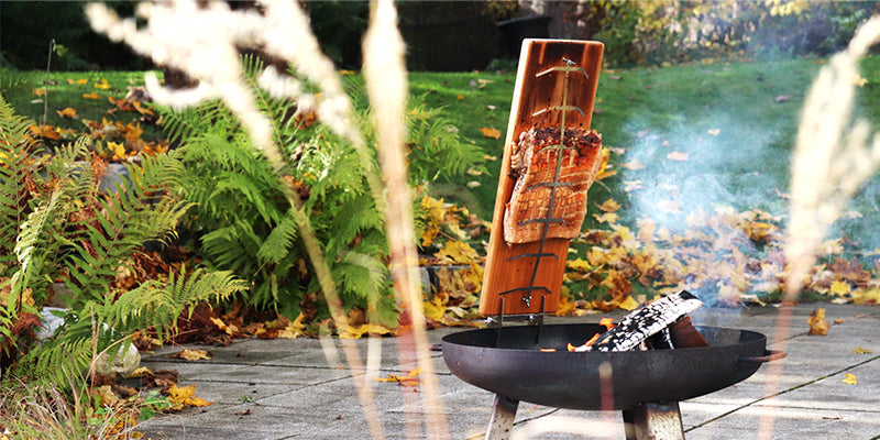 Bargen Flammlachsbrett mit Flammbauch an der Feuerschale